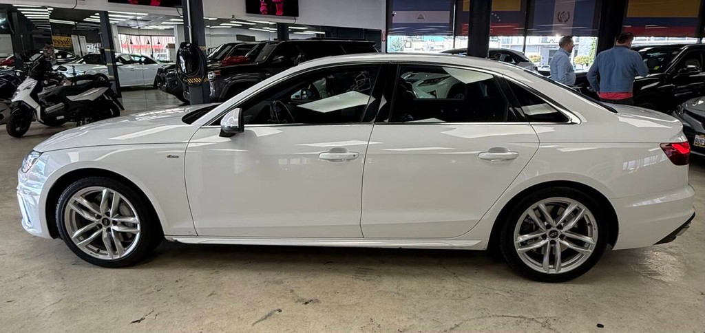 Audi A4 Sedan Vehicle Full-screen Gallery Image 04