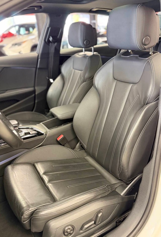 Audi A4 Sedan Vehicle Full-screen Gallery Image 12