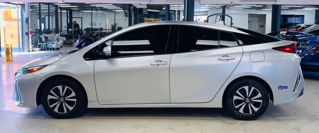 Toyota Prius Prime Vehicle Full-screen Gallery Image 04