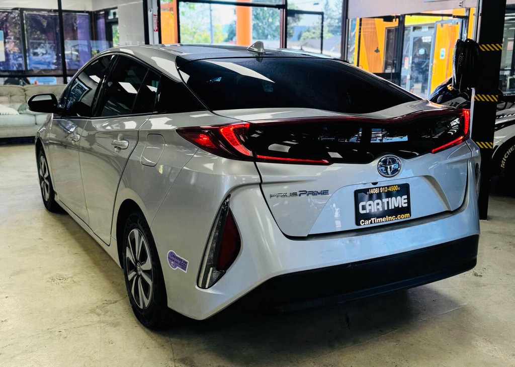 Toyota Prius Prime Vehicle Full-screen Gallery Image 06