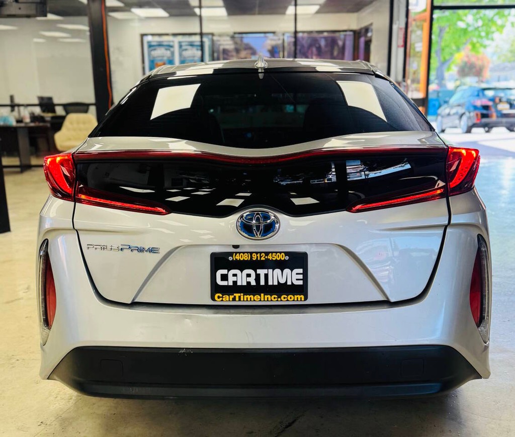 Toyota Prius Prime Vehicle Full-screen Gallery Image 07