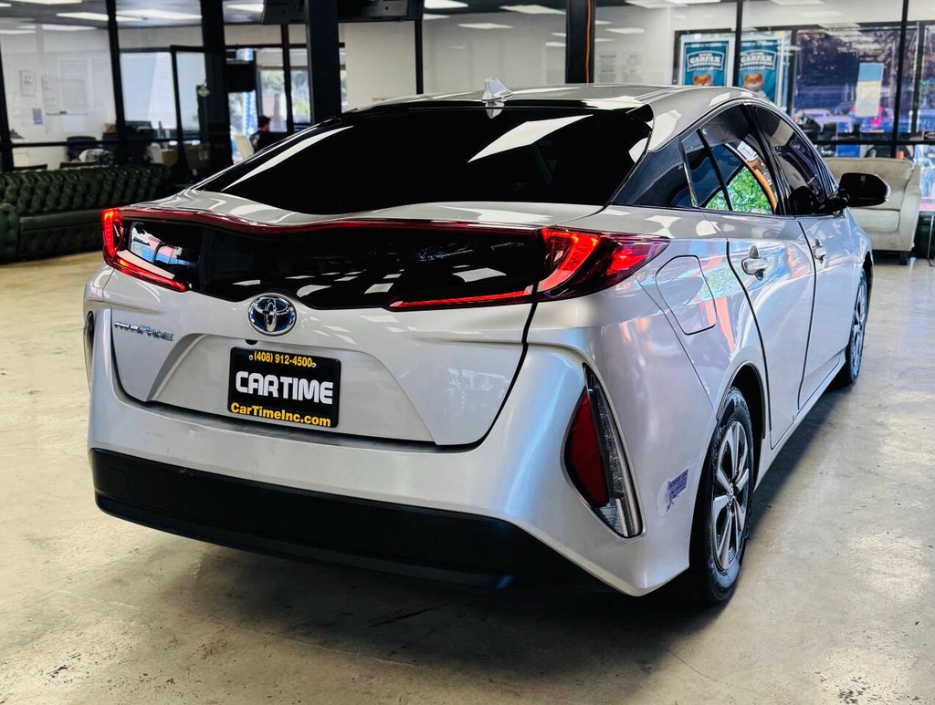 Toyota Prius Prime Vehicle Full-screen Gallery Image 08