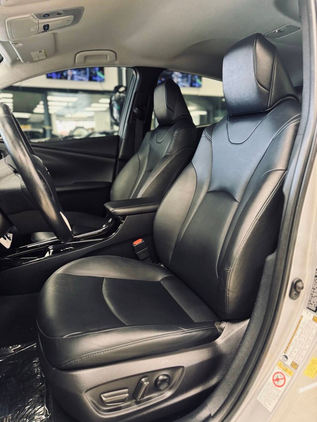 Toyota Prius Prime Vehicle Full-screen Gallery Image 14