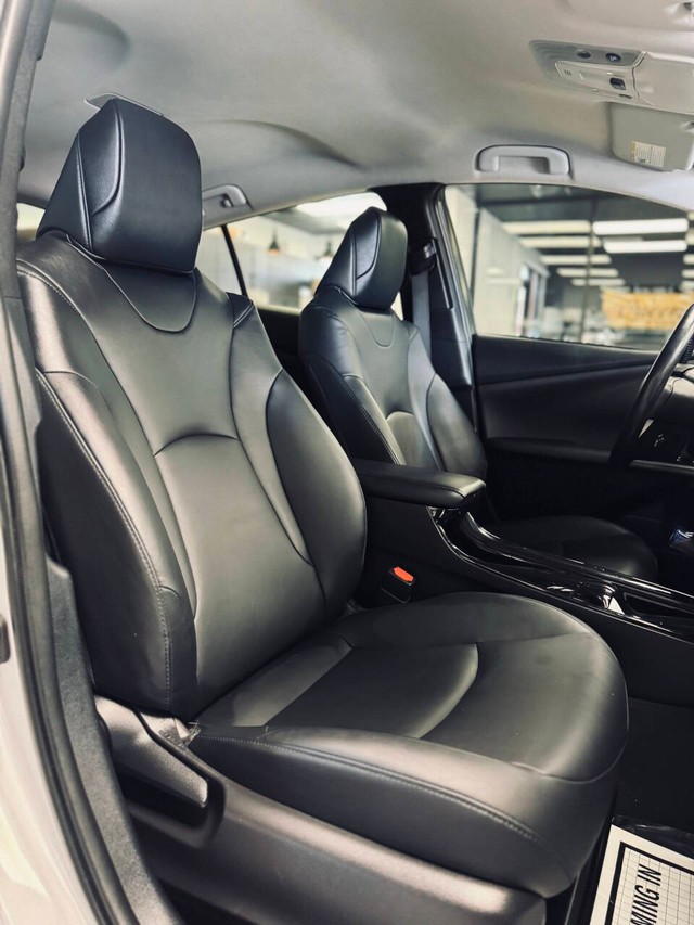 Toyota Prius Prime Vehicle Full-screen Gallery Image 15