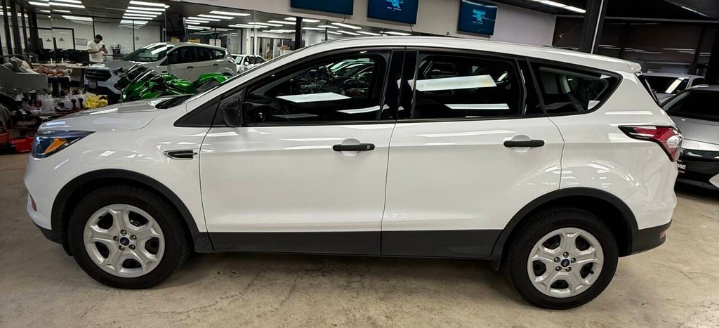 Ford Escape Vehicle Full-screen Gallery Image 04