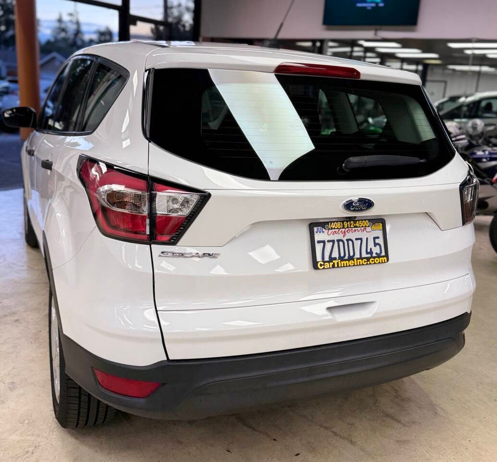 Ford Escape Vehicle Full-screen Gallery Image 06