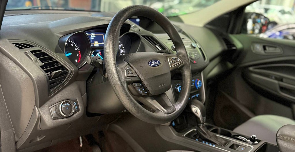 Ford Escape Vehicle Full-screen Gallery Image 09