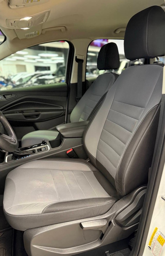 Ford Escape Vehicle Full-screen Gallery Image 12