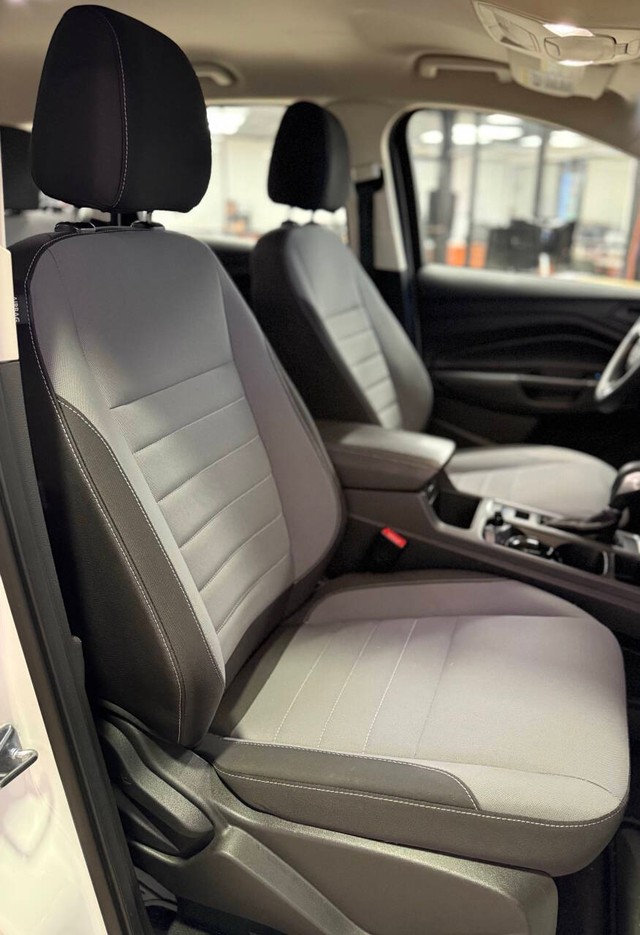 Ford Escape Vehicle Full-screen Gallery Image 13