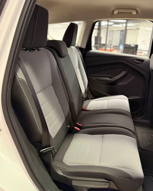 Ford Escape Vehicle Full-screen Gallery Image 14