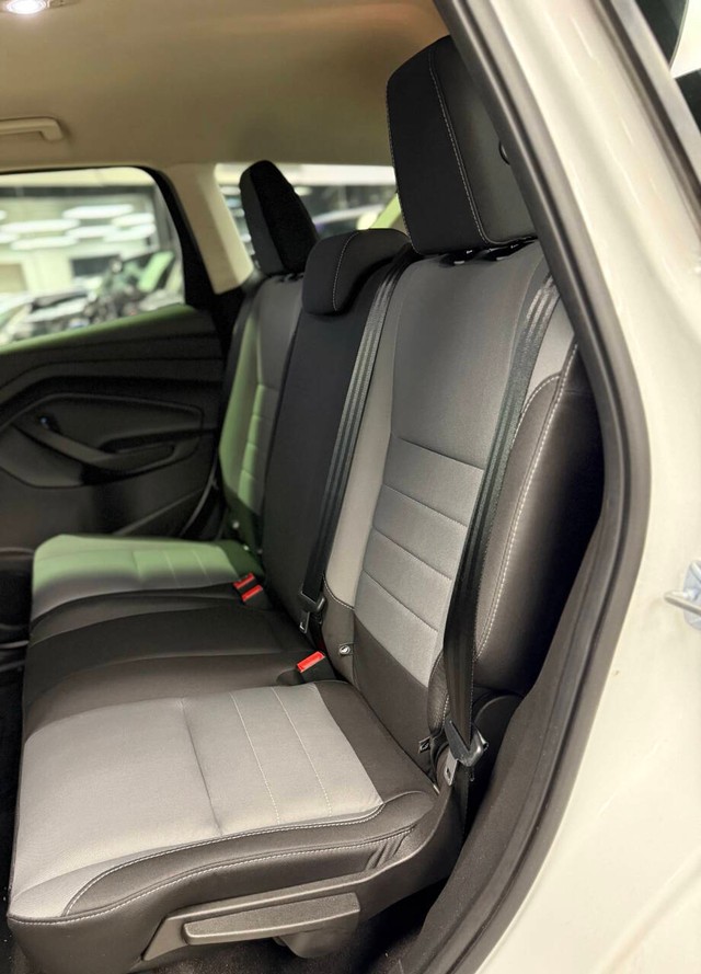 Ford Escape Vehicle Full-screen Gallery Image 15