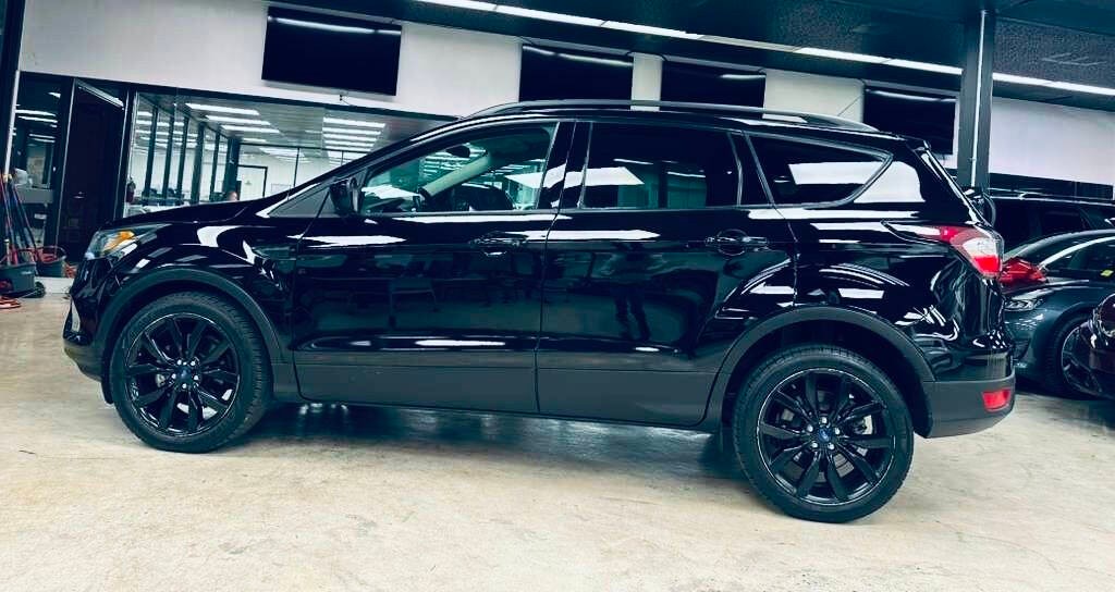 Ford Escape Vehicle Full-screen Gallery Image 04