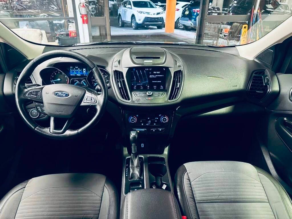 Ford Escape Vehicle Full-screen Gallery Image 09