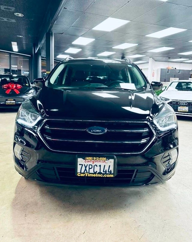 Ford Escape Vehicle Full-screen Gallery Image 02