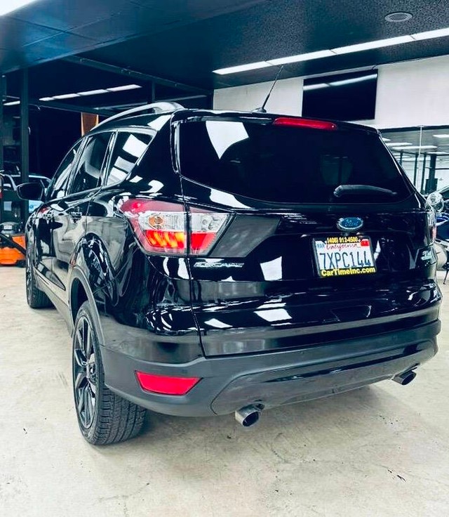 Ford Escape Vehicle Full-screen Gallery Image 05