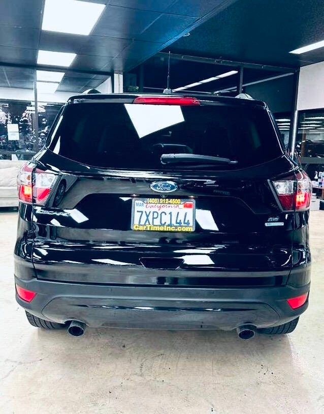 Ford Escape Vehicle Full-screen Gallery Image 06