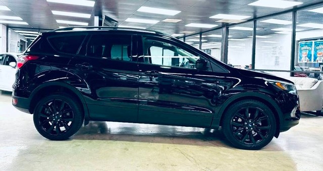 Ford Escape Vehicle Full-screen Gallery Image 08