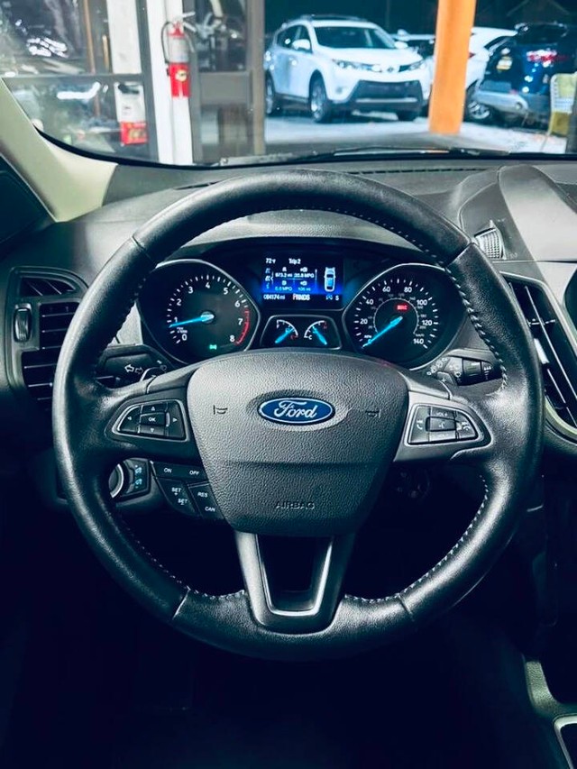 Ford Escape Vehicle Full-screen Gallery Image 10