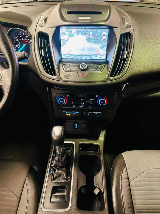 Ford Escape Vehicle Full-screen Gallery Image 12