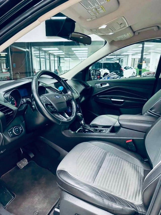 Ford Escape Vehicle Full-screen Gallery Image 13