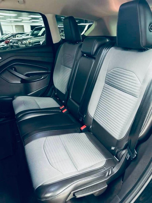 Ford Escape Vehicle Full-screen Gallery Image 14