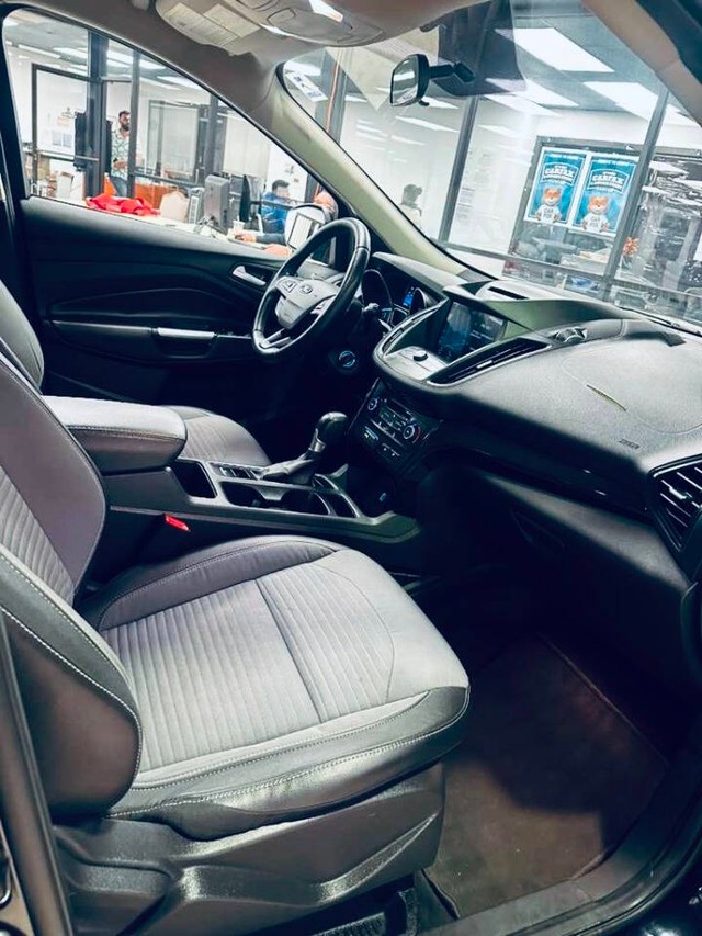 Ford Escape Vehicle Full-screen Gallery Image 15