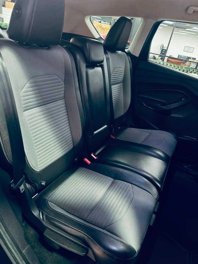 Ford Escape Vehicle Full-screen Gallery Image 16