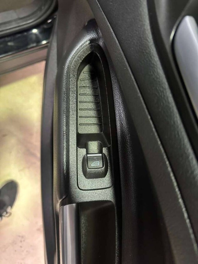 Ford Escape Vehicle Full-screen Gallery Image 17