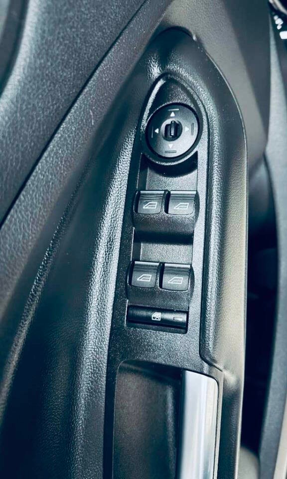 Ford Escape Vehicle Full-screen Gallery Image 18