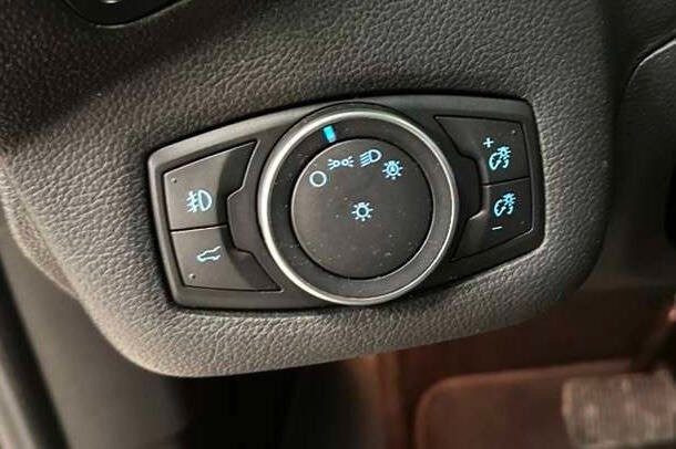 Ford Escape Vehicle Full-screen Gallery Image 19