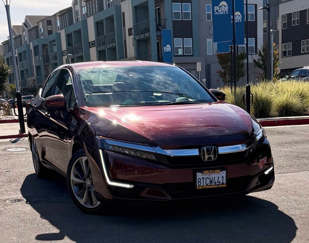Honda Clarity Plug-In Hybrid Vehicle Full-screen Gallery Image 02