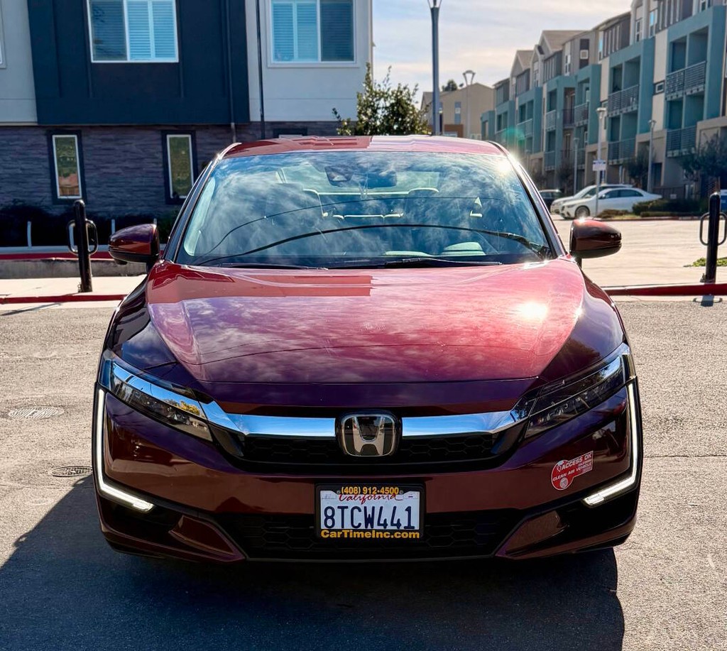 Honda Clarity Plug-In Hybrid Vehicle Full-screen Gallery Image 03