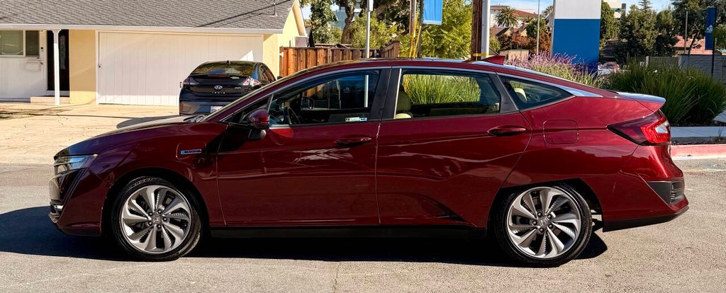 Honda Clarity Plug-In Hybrid Vehicle Full-screen Gallery Image 04