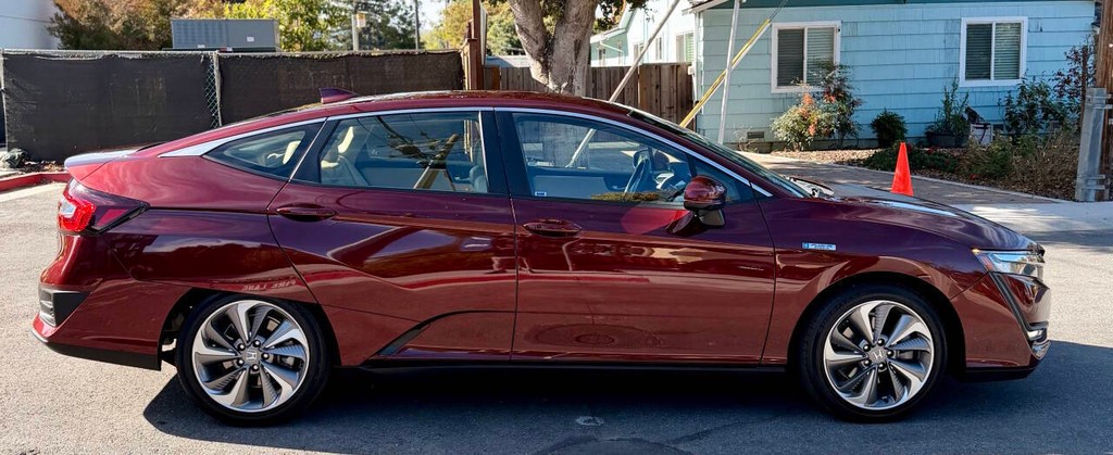 Honda Clarity Plug-In Hybrid Vehicle Full-screen Gallery Image 05
