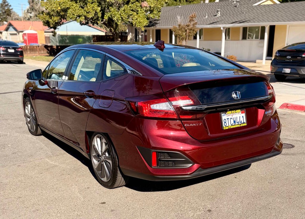 Honda Clarity Plug-In Hybrid Vehicle Full-screen Gallery Image 06