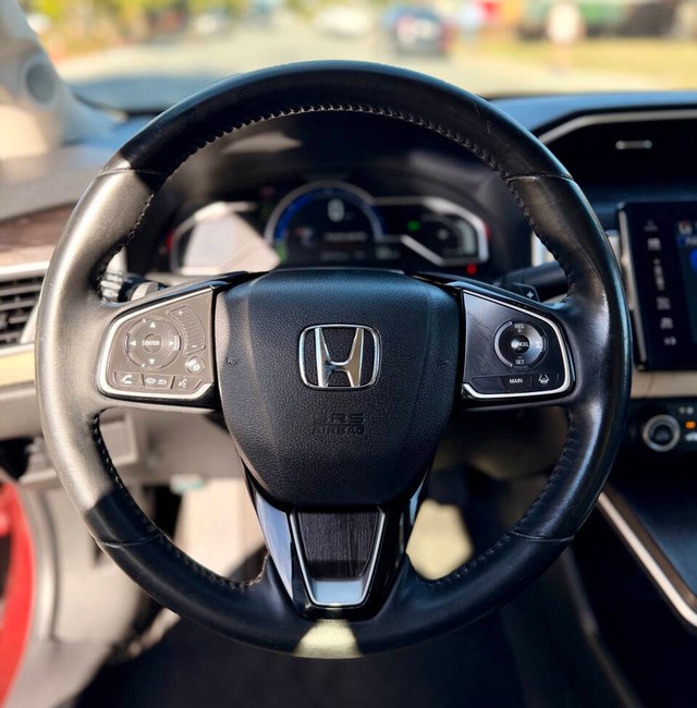 Honda Clarity Plug-In Hybrid Vehicle Full-screen Gallery Image 09