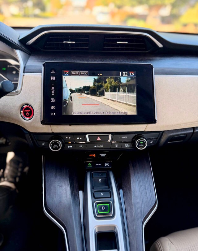 Honda Clarity Plug-In Hybrid Vehicle Full-screen Gallery Image 11