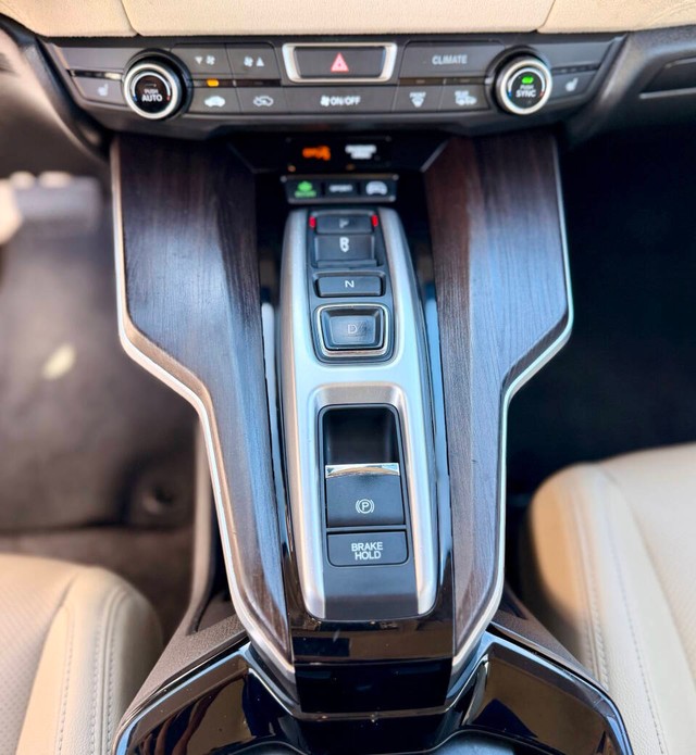 Honda Clarity Plug-In Hybrid Vehicle Full-screen Gallery Image 13
