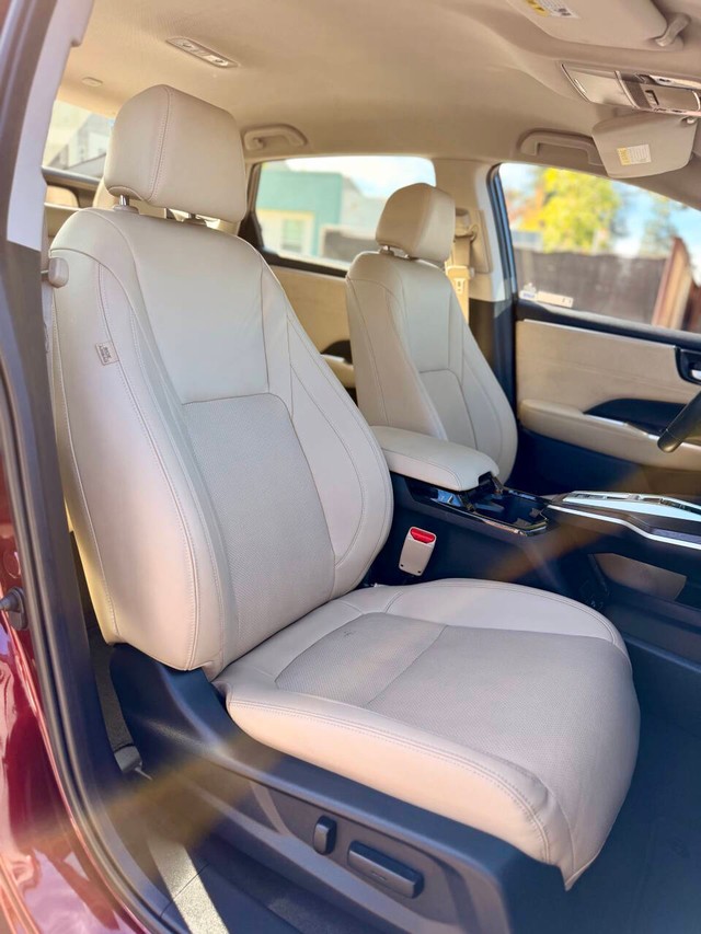 Honda Clarity Plug-In Hybrid Vehicle Full-screen Gallery Image 15