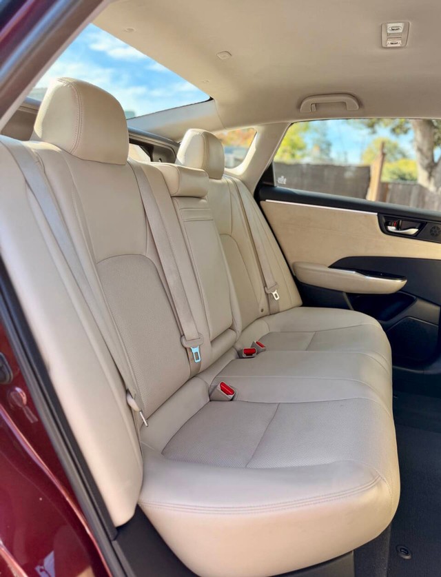 Honda Clarity Plug-In Hybrid Vehicle Full-screen Gallery Image 17