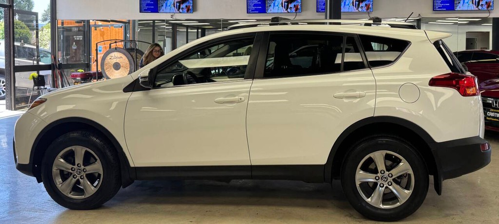 Toyota RAV4 Vehicle Full-screen Gallery Image 06