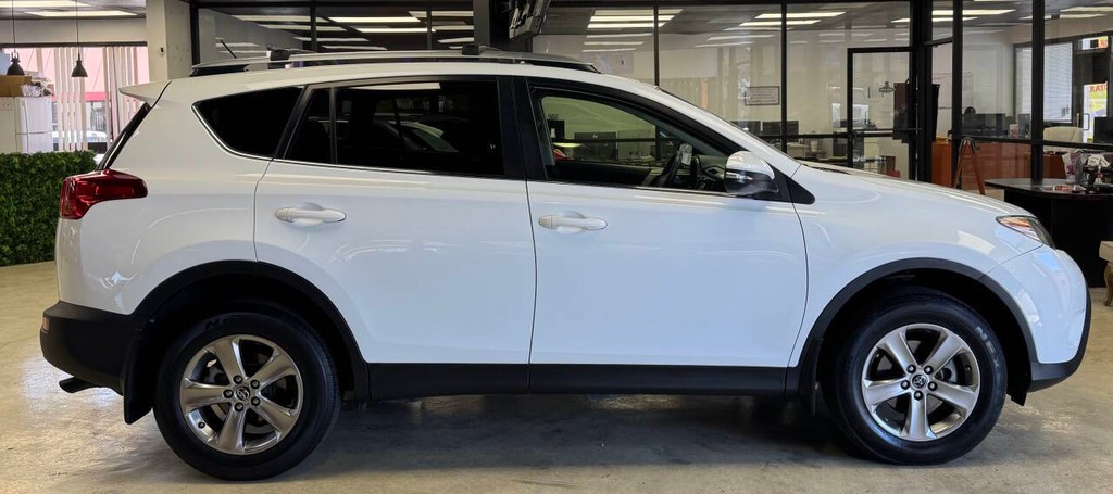 Toyota RAV4 Vehicle Full-screen Gallery Image 07