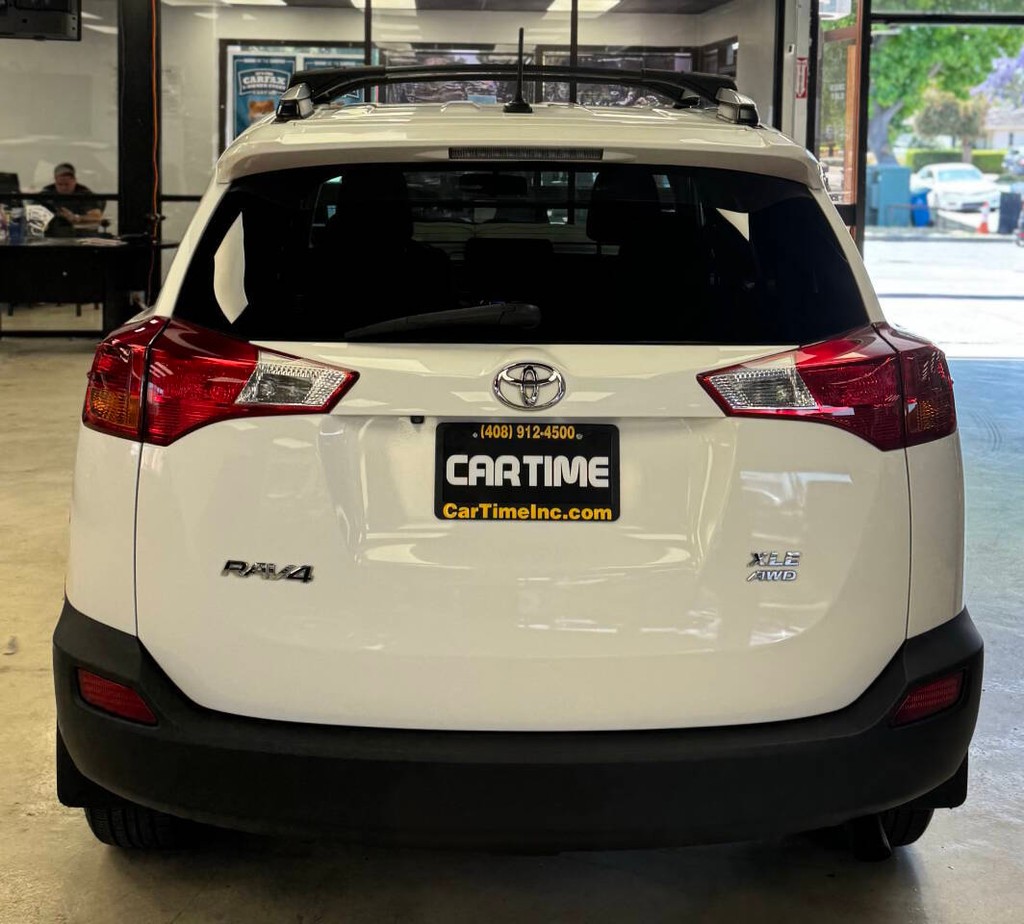 Toyota RAV4 Vehicle Full-screen Gallery Image 09