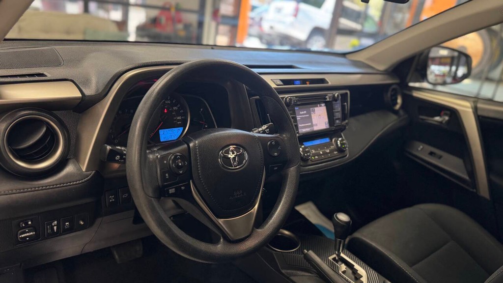 Toyota RAV4 Vehicle Full-screen Gallery Image 14