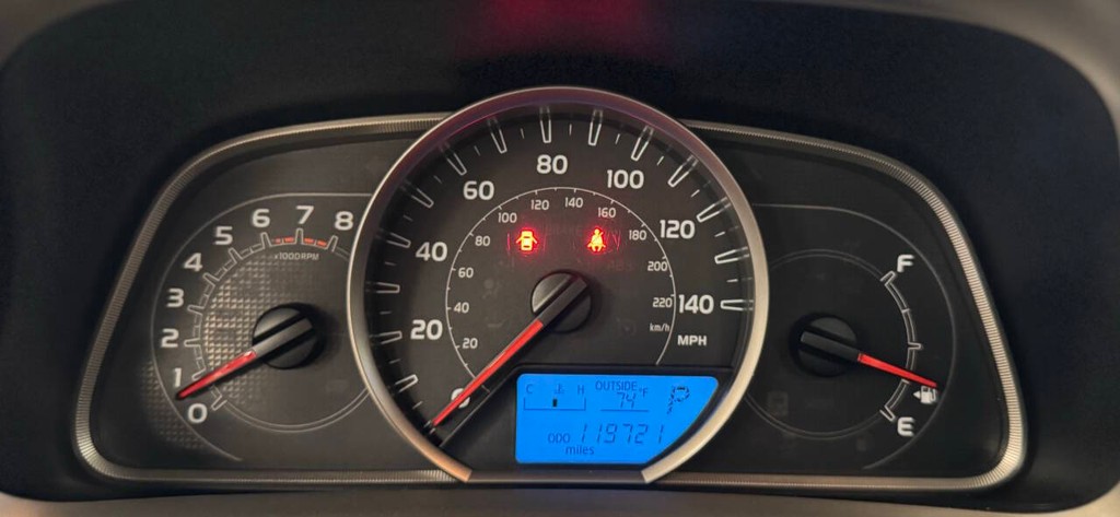 Toyota RAV4 Vehicle Full-screen Gallery Image 15