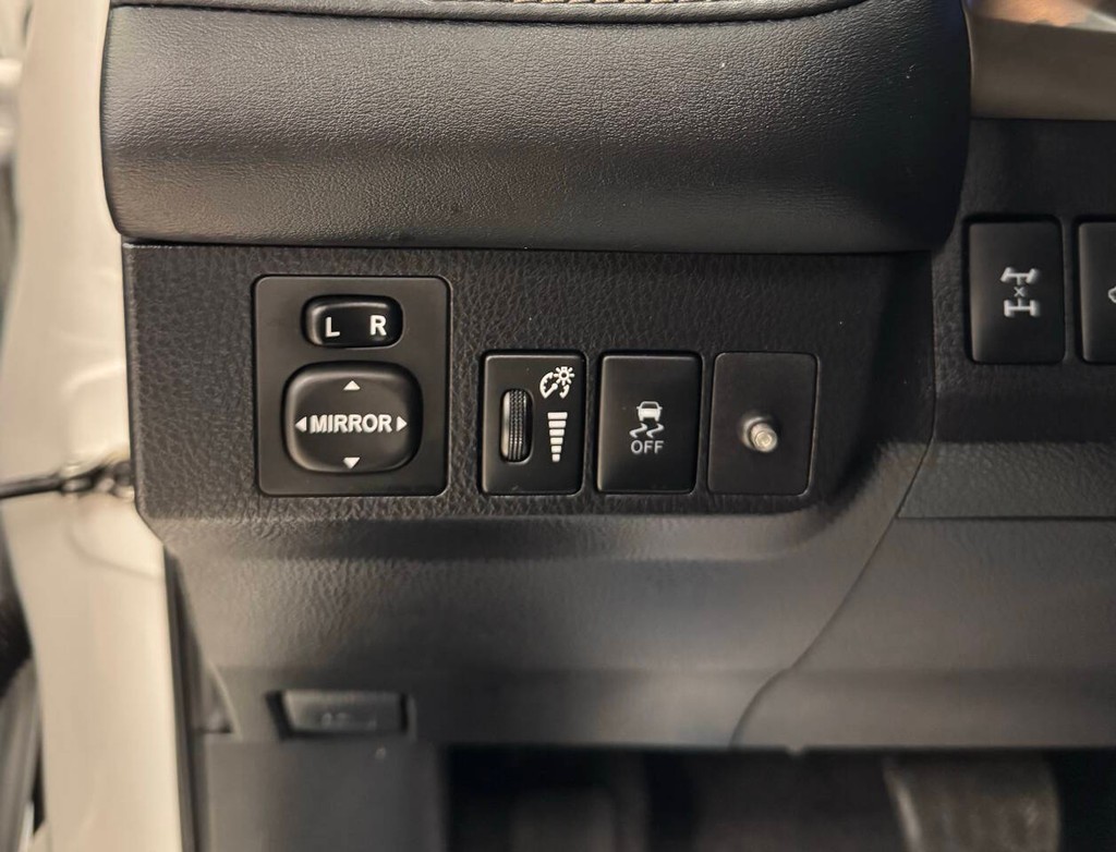 Toyota RAV4 Vehicle Full-screen Gallery Image 17