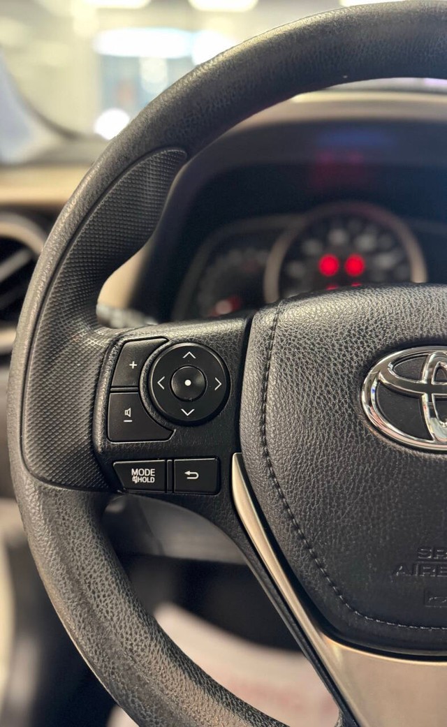 Toyota RAV4 Vehicle Full-screen Gallery Image 12