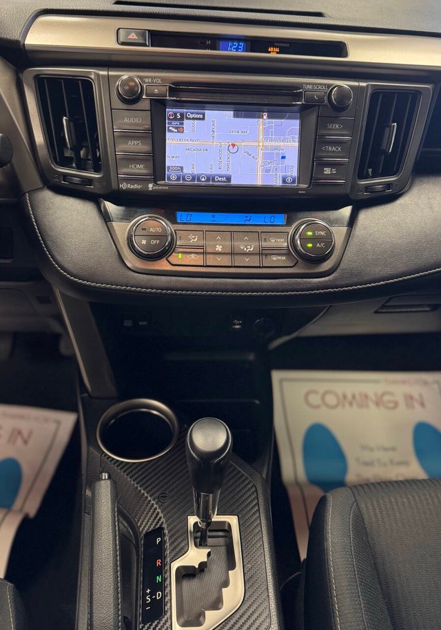 Toyota RAV4 Vehicle Full-screen Gallery Image 18