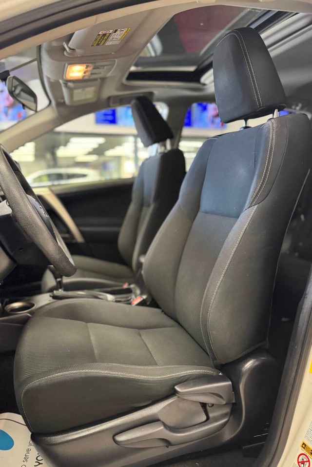 Toyota RAV4 Vehicle Full-screen Gallery Image 20