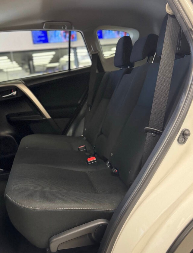 Toyota RAV4 Vehicle Full-screen Gallery Image 21